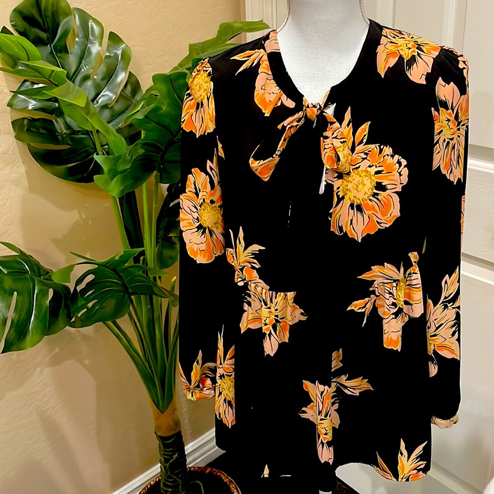 DR2 “Daniel Rain” black floral blouse 👚
